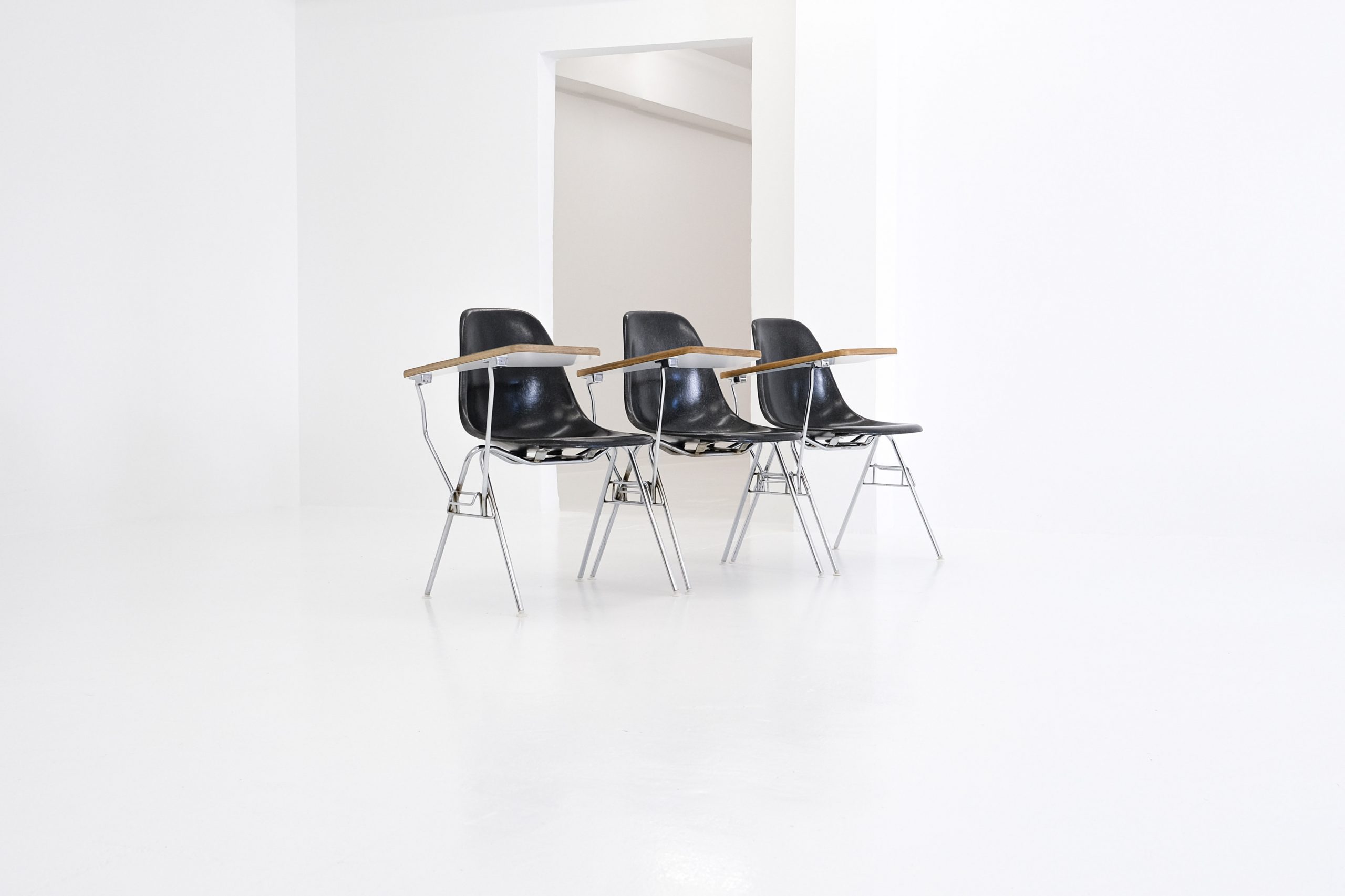 DSS-TA, Dining Height Side Chair Stacking Base Tablet Arm, Bachelor Chair, Ray Eames, Charles Eames, Herman Miller, fiberglas